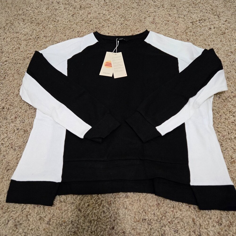 NWT Dokotoo Womens Black & White Long Sleeve Top, Size Medium